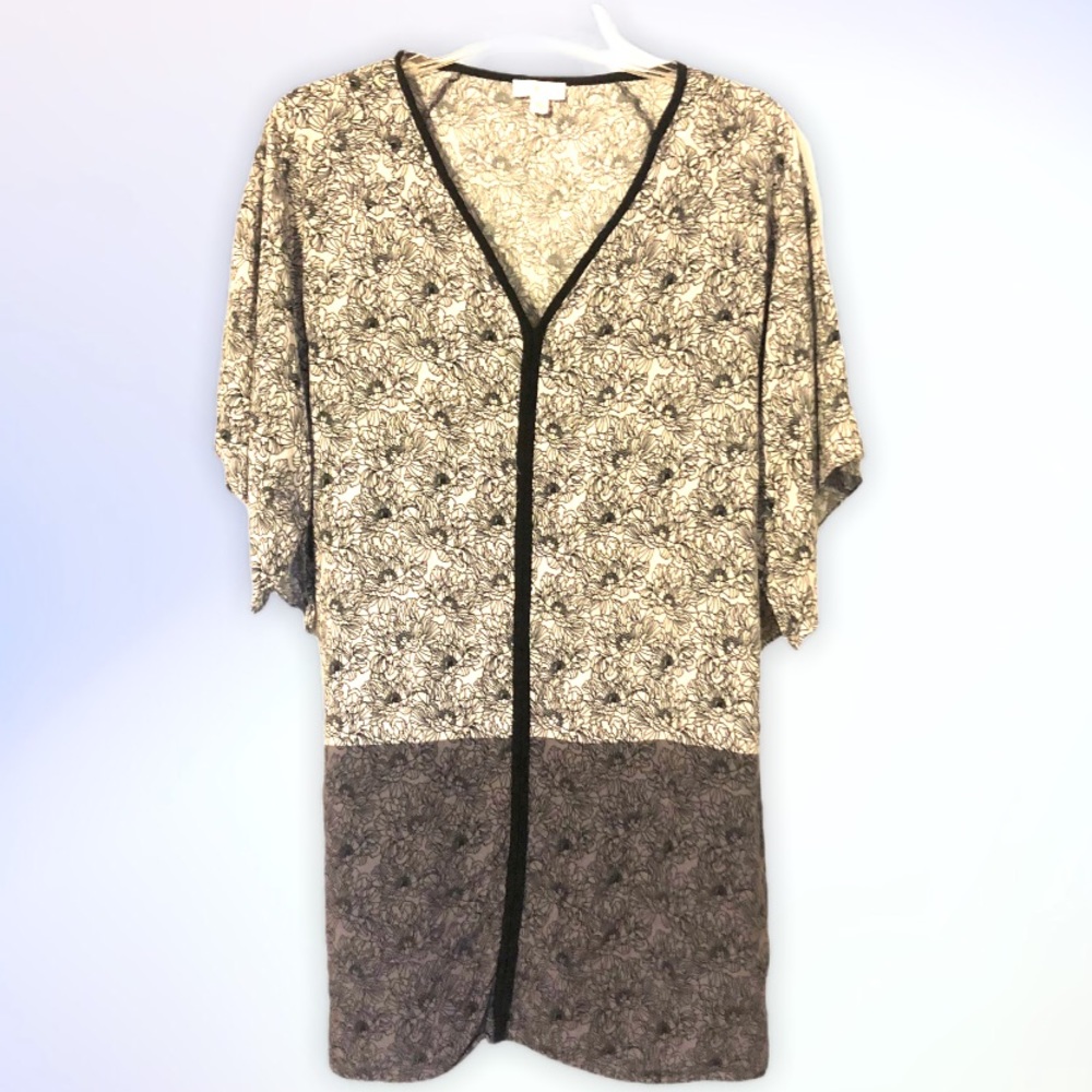 Women’s small tunic length shirt black and white